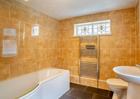 The bathroom at 1 Noe Acre, Tenby