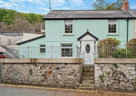 1 Noe Acre is a 300-year-old cottage offering lots of character & quirky features
