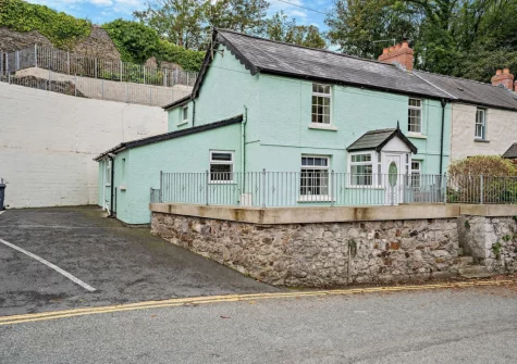 1 Noe Acre is a 300-year-old cottage offering lots of character & quirky features
