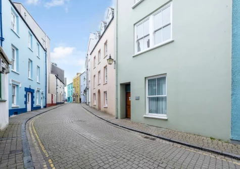 1 Royal Victoria Court is a modern apartment with stunning sea views over Tenby Bay