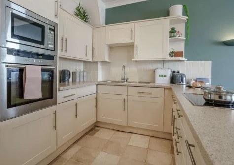 The kitchen at 10 Richmond House, Tenby