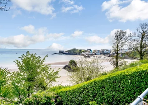 Enjoy views of Tenby's North Beach, Goscar Rock and Tenby Harbour when you stay at 10 Richmond House, Tenby