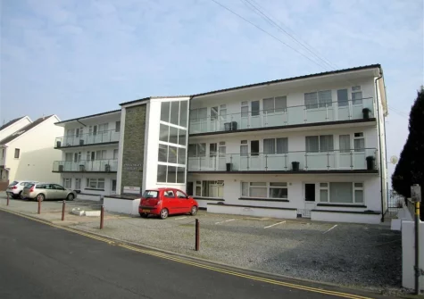 10 Strandways Court is a one bedroom apartment conveniently located close to pubs, restaurants & amenities of Saundersfoot