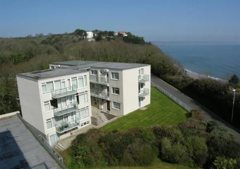 112 Croft Court is a holiday apartment just a short walk from Tenby's beautiful North Beach