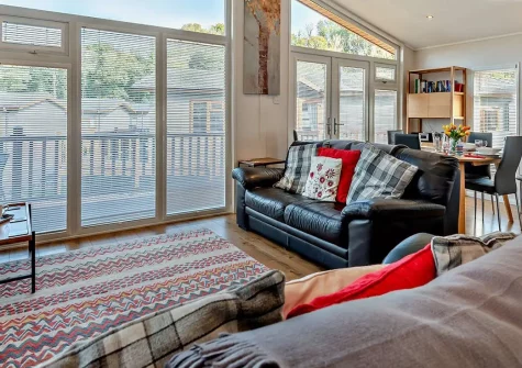 18 Heritage Park, Stepaside is a charming three-bedroom lodge offering modern amenities and beautiful grounds. Enjoy direct coastal access, explore world-class attractions, and savour countryside tranquillity. Create unforgettable memories together.