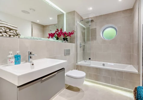 The bathroom at 19 Waters Edge, Tenby