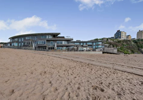 19 Waters Edge is a modern two-bed apartment perched right on Tenbys glorious South Beach