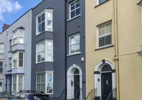 2 Caldey View is a delightful holiday apartment close to Tenby's beautiful South Beach