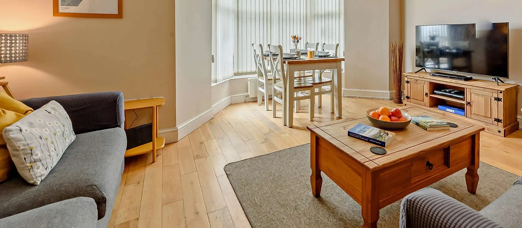 Caldey View 2, Tenby is a charming 2-bedroom apartment moments from South Beach and Tenby's enchanting medieval charm. Enjoy sea views, an enclosed garden, and easy access to Pembrokeshire's beautiful beaches, villages and attractions.