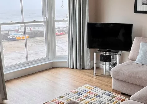 2 Goscar Court, Tenby is a charming apartment with breathtaking harbour and beach views. Within walking distance of North Beach, shops, galleries and restaurants, it's perfect for creating unforgettable coastal memories with family and friends.