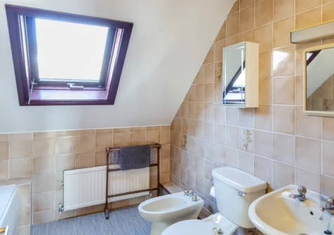 Bedroom #1 en-suite bathroom at 2 Mariners Reach, Saundersfoot