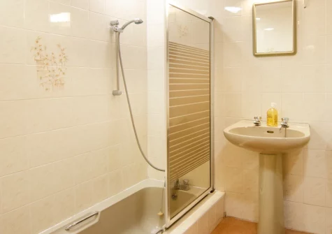The bathroom at 2 Mariners Reach, Saundersfoot