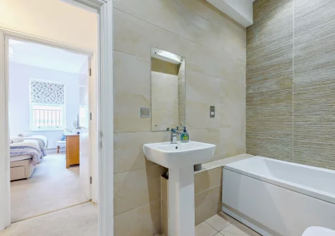 The bathroom at 2 Newbridge House, Tenby