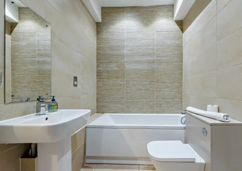 The bathroom at 2 Newbridge House, Tenby