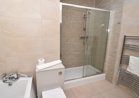 The bathroom at 2 Newbridge House, Tenby