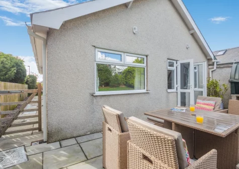 The patio, barbecue & alfresco dining area at 3 Bro Terfyn, Morfa Nefyn