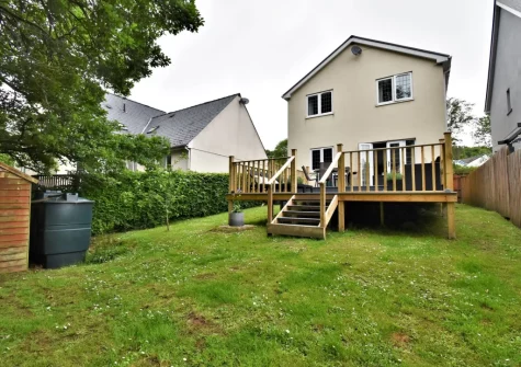 The decked patio with outdoor sitting area & garden at 3 Clos Yr Ysgol, Stepaside