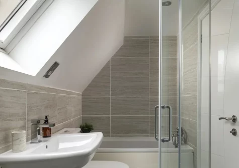 Bedroom #1 en-suite bathroom at 3 Newbridge House, Tenby