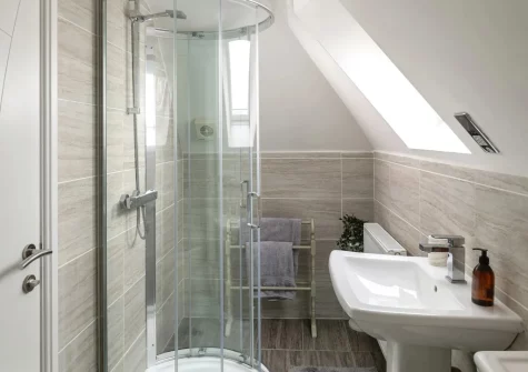 Bedroom #1 en-suite bathroom at 3 Newbridge House, Tenby