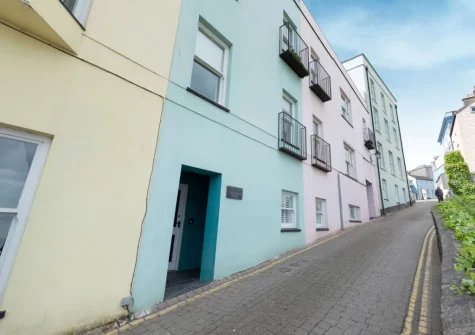 3 Newbridge House is situated among pastel-coloured houses in one of the most photographed spots in the town