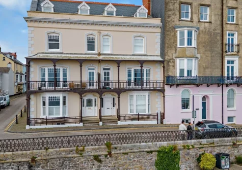 3 Paragon House is a fabulous apartment that's ideal for couples that want a relaxing hideaway but still want access to everything that makes a seaside holiday special