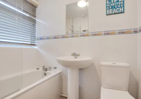 The bathroom at 3 Strandways Court, Saundersfoot