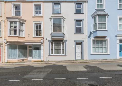 3 White Rose is a contemporary first-floor apartment in a former guest house
