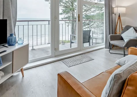 35 Beach Court, Saundersfoot is a stylish third-floor apartment with spectacular sea views and direct beach access. Enjoy sun-soaked balcony moments, family beaches, and magnificent nearby attractions. Perfect for an authentic seaside escape.