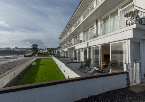 3A Strandways Court is a cosy ground-floor apartment overlooking the beach