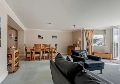 The living & dining area at 4 Bryn Y Mor, Tenby