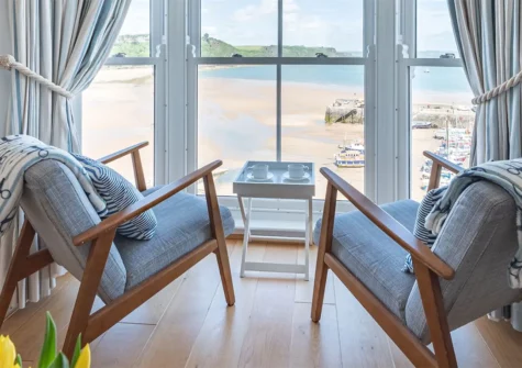 4 Goscar Court, Tenby is a welcoming two-bedroom apartment close to beaches, historical sites, and amenities, perfect for family getaways. The cottage offers striking panoramic views for families and couples exploring the Pembrokeshire coastline.