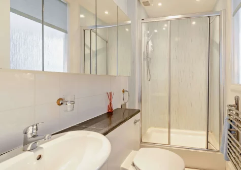 Bedroom #1 en-suite shower room at 4 Newton Croft, Tenby