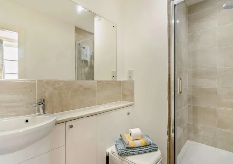 Bedroom #2 en-suite shower room at 4 Newton Croft, Tenby