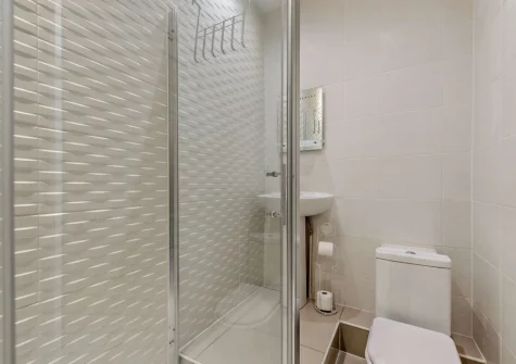 The shower room at 4 Northcliffe House, Tenby