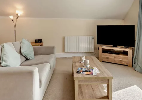 4 Northcliffe House, Tenby is a charming apartment in the vibrant heart of this beloved seaside town. Enjoy shopping, dining, and beach access within walking distance, perfect for families seeking an authentic Welsh coastal experience and memories.