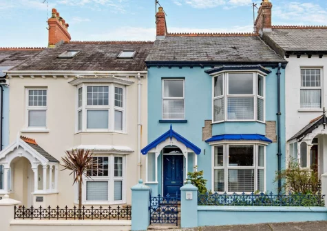 4 Queens Parade is a spacious, welcoming property full of charm, character and a hot tub