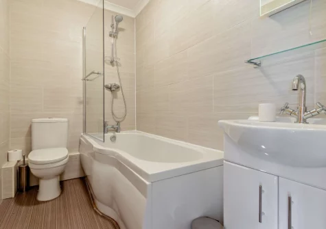 The bathroom at 4 Spetchley House, Tenby