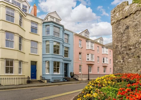 4 Spetchley House overlooks Tenby's historic walls with views of South Beach & Carmarthen Bay