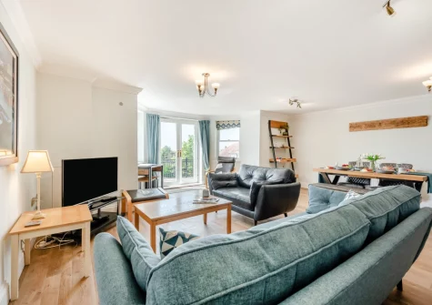 The living & dining area at 5 Bryn Y Mor, Tenby
