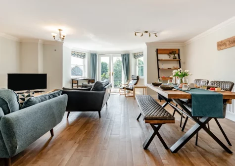 The living & dining area at 5 Bryn Y Mor, Tenby