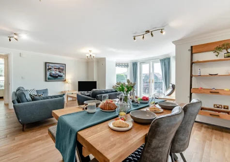 The living & dining area at 5 Bryn Y Mor, Tenby