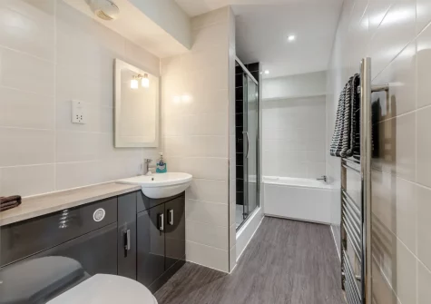 The bathroom at 5 Bryn Y Mor, Tenby