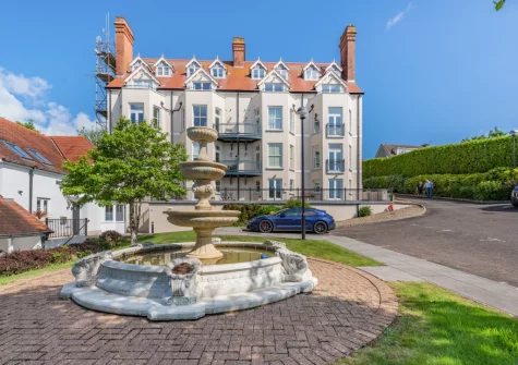 5 Bryn Y Mor is an elegant two-bedroom flat in Tenby, within easy reach of sandy beaches, shops, restaurants & family-friendly attractions