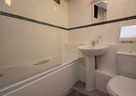 The bathroom at 5 Cheltenham House, Tenby
