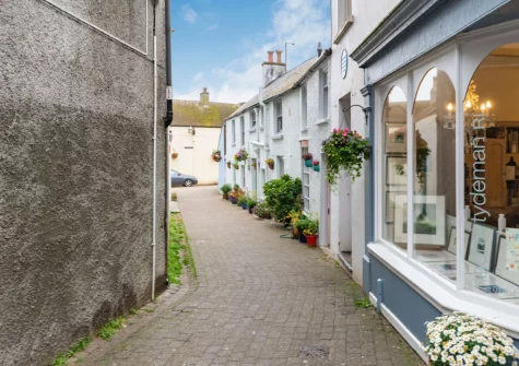 5 Cheltenham House is located in the centre of Tenby, just off Tudor Square with all its bars, shops & restaurants