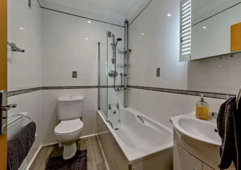 The bathroom at 5 South Beach Court, Tenby