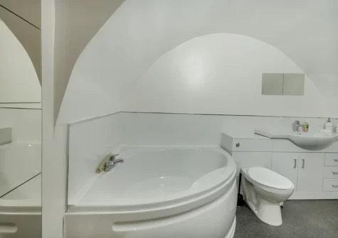 Bedroom #1 en-suite bathroom at 5 The Norton, Tenby