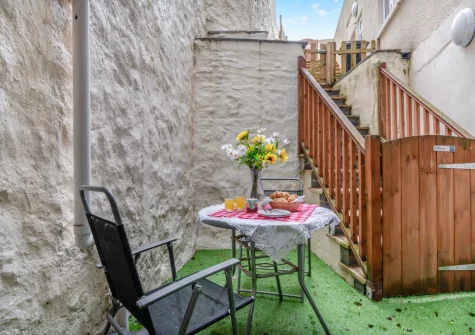 The courtyard garden & outdoor sitting area at 5 The Norton, Tenby
