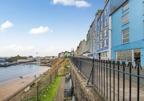 5 The Norton is a gorgeous apartment located directly opposite the access walkway to Tenby's North Beach