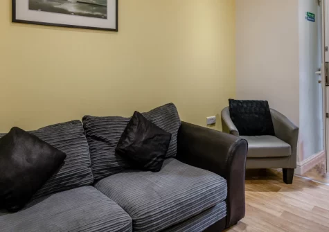5 The Norton, Tenby is a charming two-bedroom apartment positioned directly opposite North Beach access, featuring flexible adjoining bedrooms ideal for families, contemporary coastal interiors, and the golden sands just steps from your door.